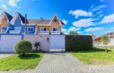 Imagem: A casa possui 4 Dormitórios, 3 Banheiros, 4 Vagas na garagem