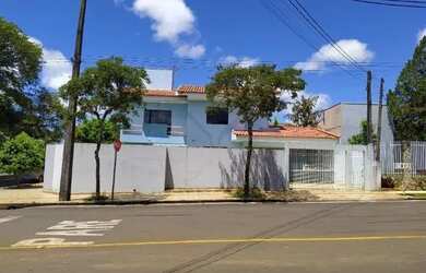 Imagem: A casa possui 3 Dormitórios, 3 Banheiros, 2 Vagas na garagem