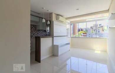 Imagem: O apartamento possui 1 Dormitório, 1 Banheiro, 1 Vaga na garagem