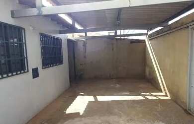 Imagem: A casa possui 2 Dormitórios, 1 Banheiro, 2 Vagas na garagem