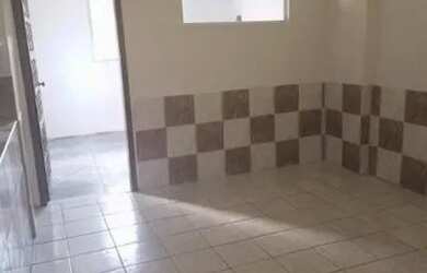 Imagem: A casa possui 1 Dormitório, 1 Banheiro, 1 Vaga na garagem