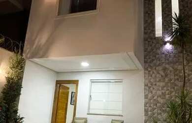 Imagem: A casa possui 3 Dormitórios, 3 Banheiros, 2 Vagas na garagem