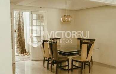 Imagem: A casa possui 4 Dormitórios, 3 Banheiros, 3 Vagas na garagem