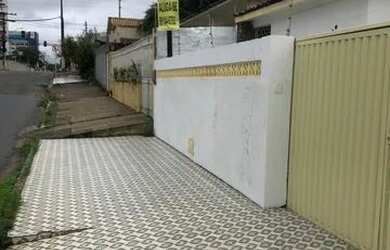 Imagem: A casa possui 5 Dormitórios e 4 Banheiros e está localizado