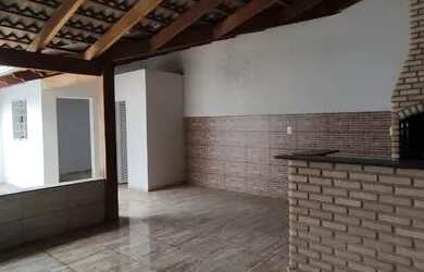 Imagem: A casa possui 3 Dormitórios, 2 Banheiros, 2 Vagas na garagem