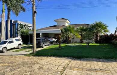 Imagem: A casa em condomínio possui 4 Dormitórios, 5 Banheiros, 2