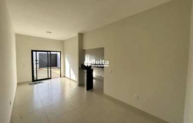 Imagem: A casa possui 2 Dormitórios, 2 Banheiros, 2 Vagas na garagem