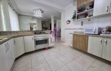 Imagem: A casa possui 3 Dormitórios, 2 Banheiros, 5 Vagas na garagem