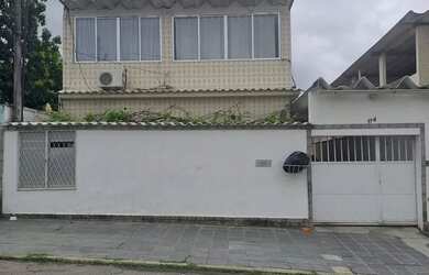 Imagem: A casa possui 4 Dormitórios, 4 Banheiros, 4 Vagas na garagem