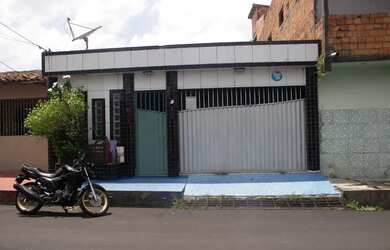 Imagem: A casa possui 3 Dormitórios, 3 Banheiros, 1 Vaga na garagem