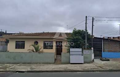 Imagem: A casa possui 3 Dormitórios, 2 Banheiros, 1 Vaga na garagem