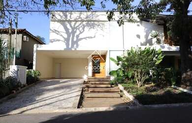 Imagem: A casa em condomínio possui 5 Dormitórios, 5 Banheiros, 4