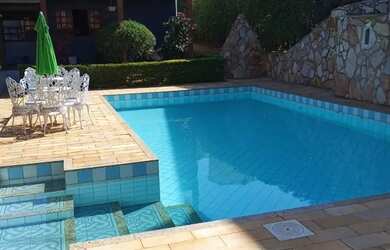 Imagem: A casa em condomínio possui 5 Dormitórios, 2 Banheiros, 4