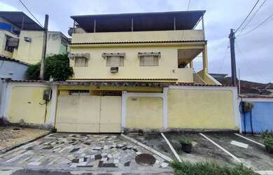 Imagem: A casa possui 4 Dormitórios, 3 Banheiros, 2 Vagas na garagem