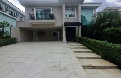 Imagem: A casa possui 4 Dormitórios, 5 Banheiros, 5 Vagas na garagem