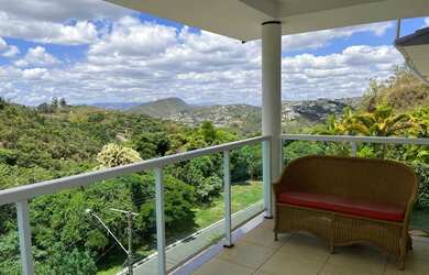 Imagem: A casa possui 4 Dormitórios, 4 Banheiros, 4 Vagas na garagem