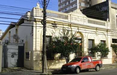 Imagem: A casa possui 5 Dormitórios, 2 Banheiros, 1 Vaga na garagem