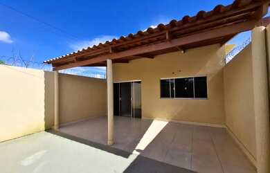 Imagem: A casa possui 2 Dormitórios, 2 Banheiros, 2 Vagas na garagem