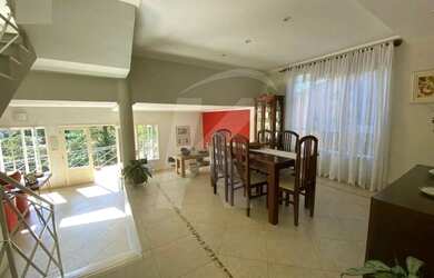 Imagem: A casa possui 4 Dormitórios, 5 Banheiros, 3 Vagas na garagem