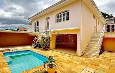 Imagem: A casa possui 3 Dormitórios, 3 Banheiros, 4 Vagas na garagem