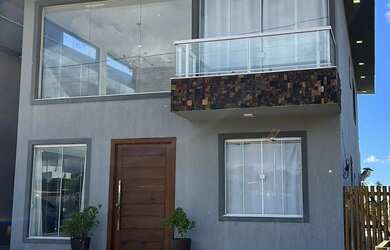 Imagem: A casa possui 4 Dormitórios, Acomodam 15 pessoas, 3 Vagas na