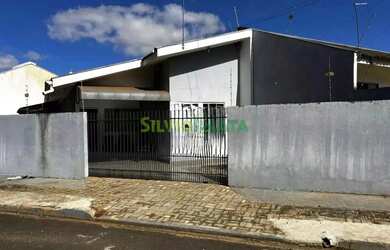 Imagem: A casa possui 2 Dormitórios, 1 Banheiro, 2 Vagas na garagem