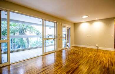 Imagem: O apartamento possui 3 Dormitórios, 1 Banheiro, 3 Vagas na