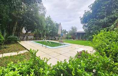 Imagem: A casa possui 3 Dormitórios, 2 Banheiros, 3 Vagas na garagem