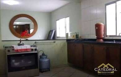 Imagem: A casa possui 3 Dormitórios, 3 Banheiros, 2 Vagas na garagem