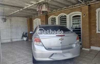 Imagem: A casa possui 2 Dormitórios, 3 Banheiros, 3 Vagas na garagem