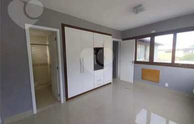 Imagem: A casa possui 5 Dormitórios, 5 Banheiros, 4 Vagas na garagem