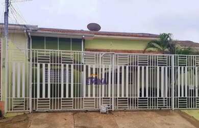 Imagem: A casa possui 3 Dormitórios, 1 Banheiro, 1 Vaga na garagem