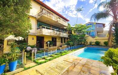 Imagem: A casa possui 5 Dormitórios, 5 Banheiros, 4 Vagas na garagem