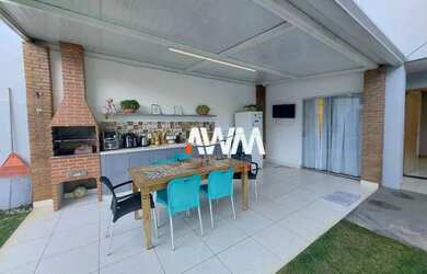 Imagem: A casa possui 3 Dormitórios, 3 Banheiros, 2 Vagas na garagem