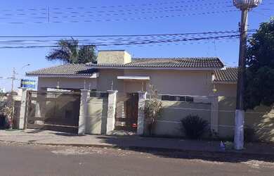 Imagem: A casa possui 3 Dormitórios, 2 Banheiros, 2 Vagas na garagem