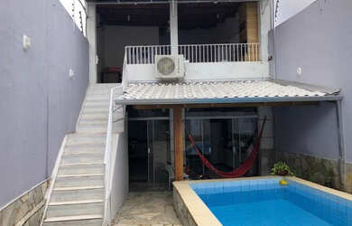 Imagem: A casa possui 3 Dormitórios, 2 Banheiros, 2 Vagas na garagem