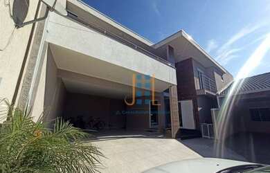 Imagem: A casa possui 5 Dormitórios, 5 Banheiros, 4 Vagas na garagem