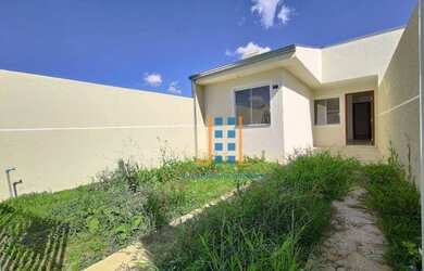 Imagem: A casa possui 3 Dormitórios, 1 Banheiro, 2 Vagas na garagem