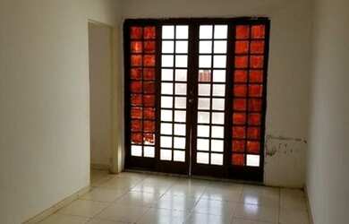 Imagem: A casa possui 2 Dormitórios, 1 Banheiro, 2 Vagas na garagem