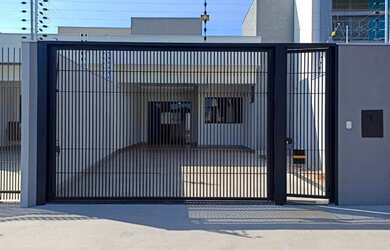 Imagem: A casa possui 3 Dormitórios, 2 Banheiros, 2 Vagas na garagem