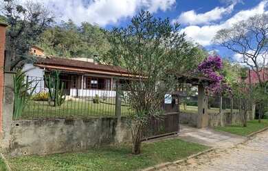 Imagem: A casa possui 4 Dormitórios, 3 Banheiros, 4 Vagas na garagem