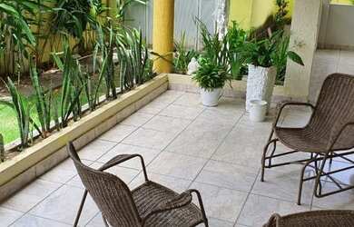 Imagem: A casa possui 4 Dormitórios, 4 Banheiros, 5 Vagas na garagem