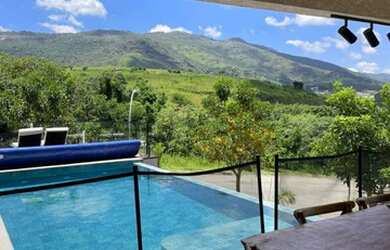 Imagem: A casa possui 3 Dormitórios, 5 Banheiros, 3 Vagas na garagem