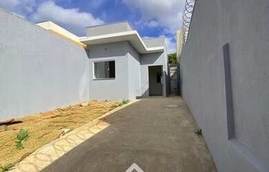 Imagem: A casa possui 3 Dormitórios, 1 Banheiro, 2 Vagas na garagem