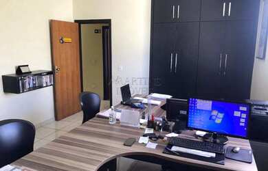 Imagem: O depósito possui 3 Vagas na garagem, 438m² de Área e está