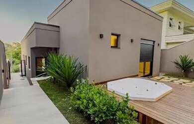 Imagem: A casa possui 3 Dormitórios, 4 Banheiros, 4 Vagas na garagem