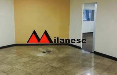 Imagem: O depósito possui 4 Vagas na garagem e 240m² de Área e está