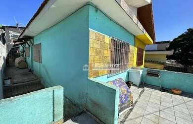 Imagem: A casa possui 3 Dormitórios, 2 Banheiros, 1 Vaga na garagem