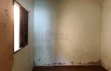 Imagem: A casa possui 3 Dormitórios, 1 Banheiro, 2 Vagas na garagem