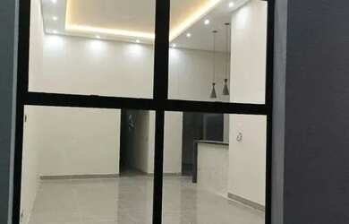 Imagem: A casa possui 3 Dormitórios, 2 Banheiros, 2 Vagas na garagem